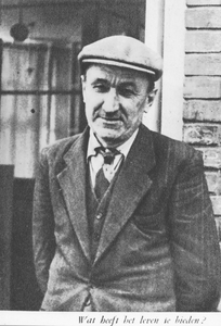 876659 Portret van een onbekende Wijk C-bewoner, bij de ingang van zijn woning te Utrecht.N.B. De drukwerkfoto met als ...